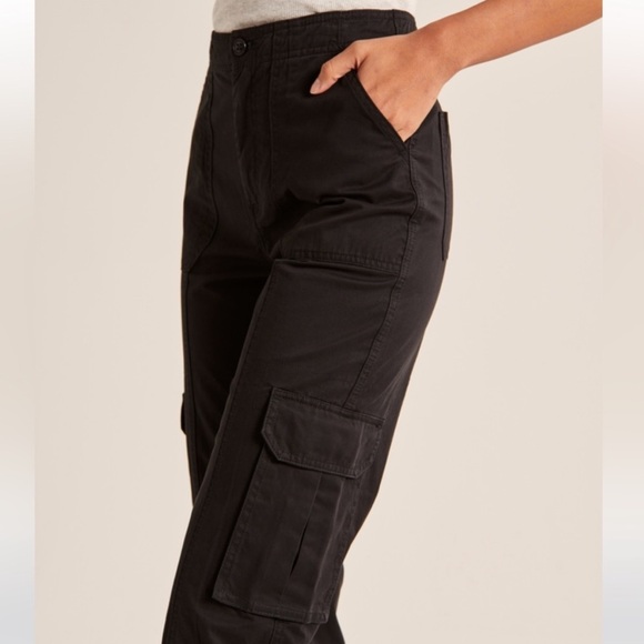 Abercrombie & Fitch Women’s Relaxed Cargo Pant; color Black; size 27 short (4s). - Picture 6 of 12